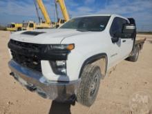 2020 CHEVROLET 2500HD SILVERADO CREW CAB 4X4 FLATBED TRUCK VIN: 1GB4YLE72LF340161