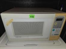 Emerson Microwave Oven, Model MW8985W, .9 Cubic Feet, 800 Watts, with Glass Rotating Plate. 19.25