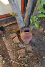 Flower pot and metal yard decoration Please bring help to load.