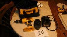 Dewalt Hammer drill w/ battery, charger and bag