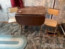 Drop-leaf table and 2 folding chairs