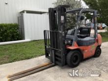 (Riviera Beach, FL) 2004 Toyota 7FDU25 Solid Tired Forklift Runs, Moves & Operates)( Can Not Read Ho