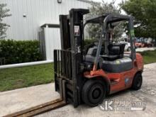 (Riviera Beach, FL) 2000 Toyota 7FDU25 Solid Tired Forklift Runs, Moves & Operates)(Bad Transmission