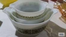 Pyrex mixing bowl set with green design