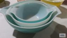 Pyrex mixing bowl set, green