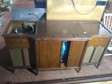 Vintage MCM Magnavox Turntable Stereo