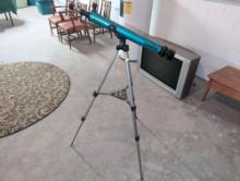 (BASE) TASCO NOVICE 30-060402 TELESCOPE ON TRIPOD. ADJUSTABLE LEGS.