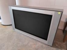 (BASE) SONY TRINITRON 34" COLOR TV, MODEL KV-34XBR800. IT MEASURES 39"W X 23-1/2"D X 24-1/2"T. IN