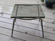 (BPORCH) VINTAGE METAL SIDE TABLE WITH MESH TOP AND CURVED LEGS. THE TABLE FEATURES A DISTRESSED