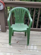 (BPORCH) GREEN PLASTIC OUTDOOR CHAIR WITH SLATTED BACK AND ARMRESTS.