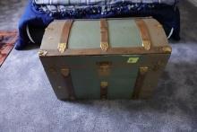 ANTIQUE STEAMER TRUNK