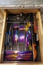 DRAWER INCLUDING FLATWARE AND BUTCHER KNIVES