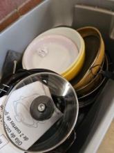 Kitchen items, pyrex bowls